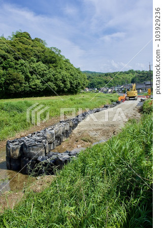 因水災而崩塌的河道修復工程 因水災而崩塌的河道修復工程 103929236