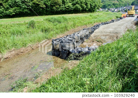 River slope restoration work that collapsed due to flood damage 103929240
