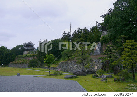Empty copy space and two turrets on both sides of the stone wall [Ueda Castle Ruins] Ueda City, Nagano Prefecture 103929274