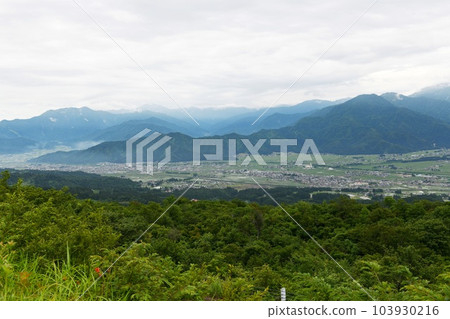 [從魚沼天際線“十日町展望台”沿魚沼丘陵的觀光道路向東眺望十日町市景] 103930216