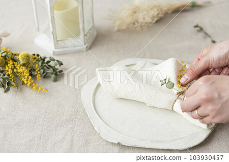 女人的手擺桌子 103930457