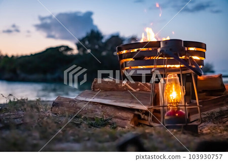 篝火 篝火 火焰營 獨奏營 營地 海邊日落 海營 幽暗燈 103930757