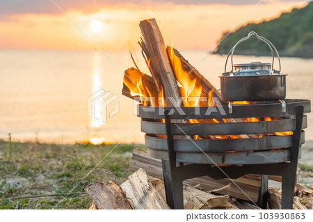 篝火 篝火台 篝火 火焰 海岸 日落 日落 日落 野營裝備 水壺 103930863