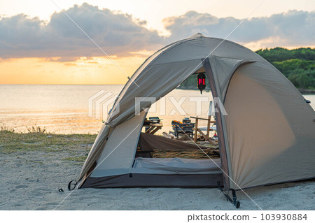 帳篷露營帳篷佈置露營風格野營單人帳篷日落海邊 103930884