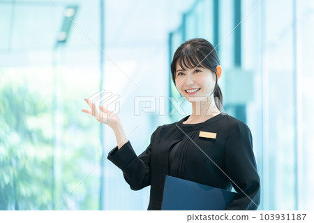 酒店工作人員引導客人 酒店工作人員引導客人 103931187