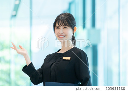 酒店工作人員引導客人 酒店工作人員引導客人 103931188