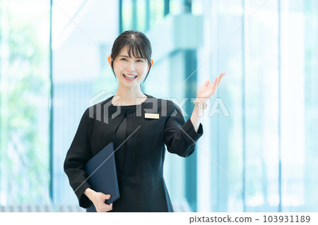 酒店工作人員引導客人 103931189