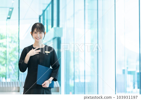 Hotel staff guiding guests 103931197