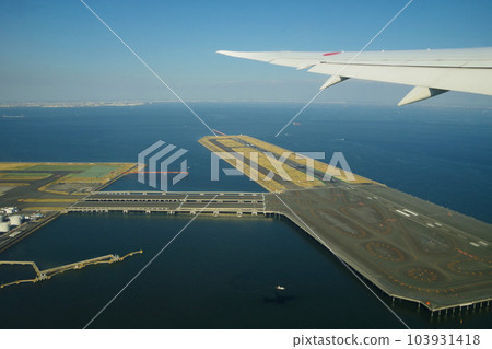 羽田機場東京灣景東京跑道平面窗景從飛機窗 羽田機場東京灣景東京跑道平面窗景從飛機窗 103931418