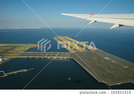 羽田機場東京灣景東京跑道平面窗景從飛機窗 羽田機場東京灣景東京跑道平面窗景從飛機窗 103931419