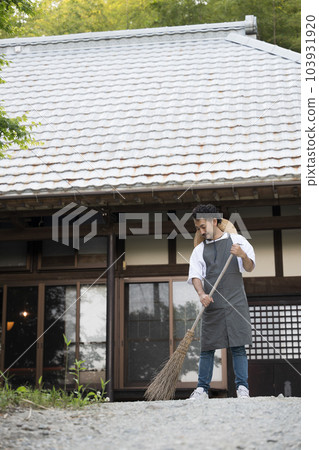 清潔和照料老民居或老房子花園的男人 103931920