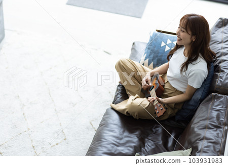 在她的房間裡彈尤克里裡琴的女人 103931983