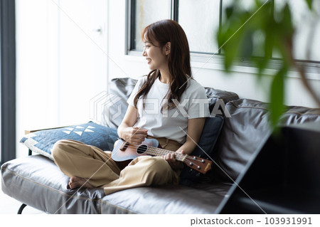 在她的房間裡彈尤克里裡琴的女人 103931991