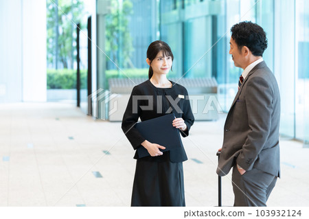 酒店工作人員引導客人 103932124