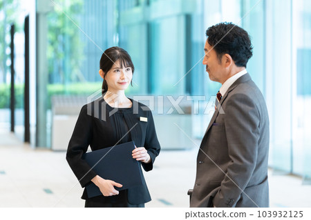 酒店工作人員引導客人 103932125