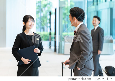 酒店工作人員引導客人 103932126