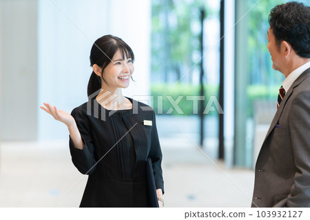 酒店工作人員引導客人 103932127