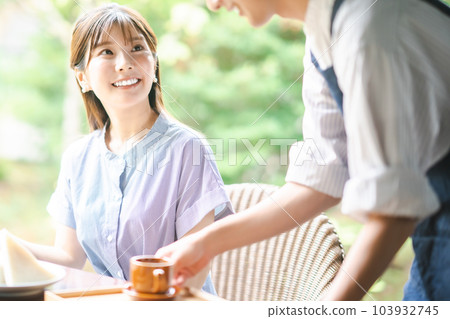 年輕女子在旅途中享用咖啡 年輕女子在旅途中享用咖啡 103932745