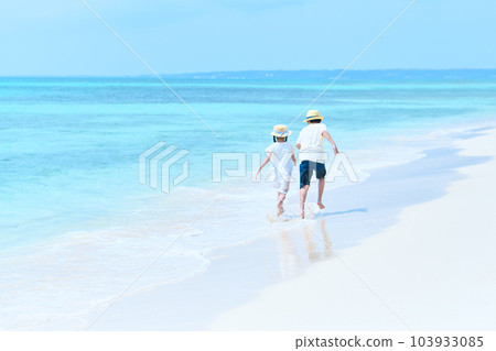sea person child 103933085