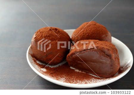 Handmade raw chocolate daifuku Handmade raw chocolate daifuku 103933122