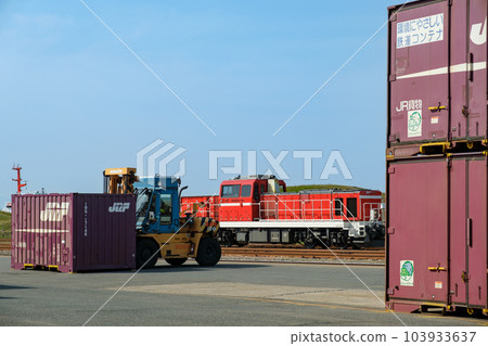 DD200 and container at JR Freight Sakatako Station in Sakata Port 103933637
