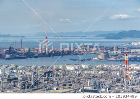 岡山縣倉敷市擁有眾多化工廠和工廠的水島工業園區 103934499