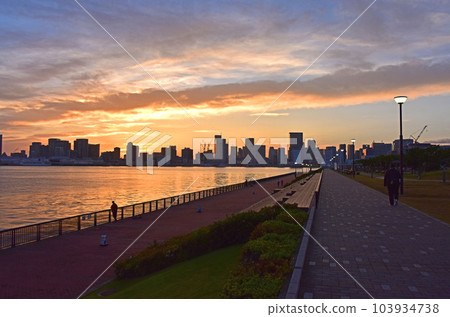 Sunset scenery of Tokyo Bay Sunset scenery of Tokyo Bay 103934738