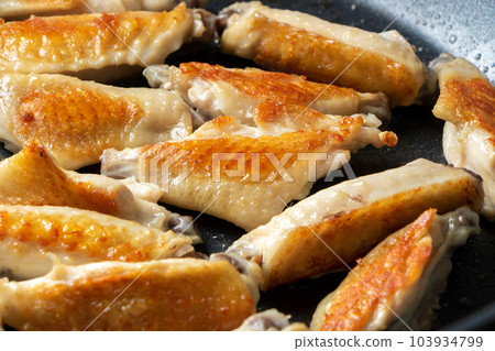 Bake the chicken (in a young chicken wing) in a frying pan. Bake the chicken (in a young chicken wing) in a frying pan. 103934799
