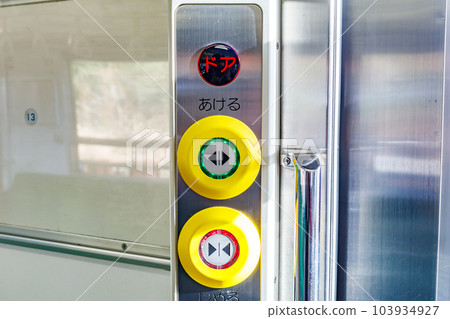 [圖片素材]電車內的門按鈕（JR仙石線） 103934927
