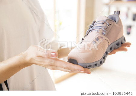 年輕女人手在鞋店購物 年輕女人手在鞋店購物 103935445