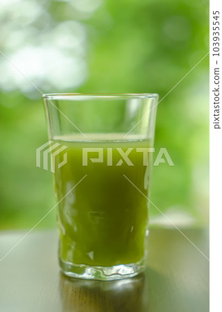 green juice on the table green juice on the table 103935545