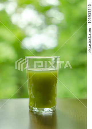 green juice on the table green juice on the table 103935546