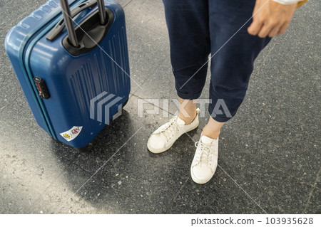 提著藍色手提箱的女人的腳 提著藍色手提箱的女人的腳 103935628
