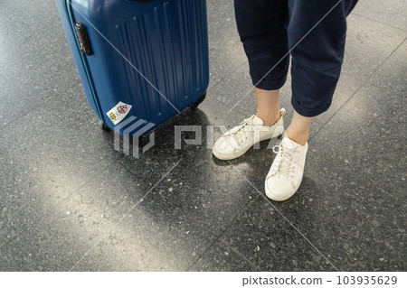 提著藍色手提箱的女人 103935629