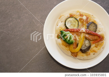 Shoot a handmade pizza topped with summer vegetables against a black background (aligned to the right) Shoot a handmade pizza topped with summer vegetables against a black background (aligned to the right) 103935801