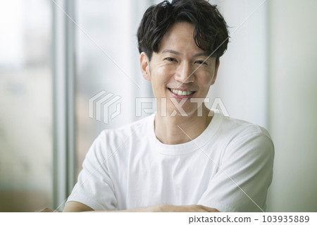 A man in his 30s smiling at the camera Men's beauty image portrait A man in his 30s smiling at the camera Men's beauty image portrait 103935889