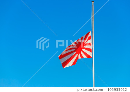 朝日太陽旗復發到藍天 朝日太陽旗復發到藍天 103935912