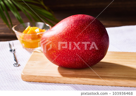 Miyazaki Prefecture's specialty mango Taiyo no Tamago (5L size), very sweet and delicious. 103936468