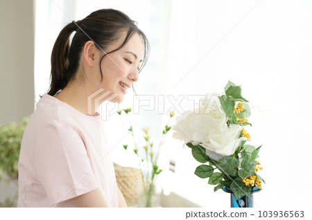窗邊看花的女人 窗邊看花的女人 103936563