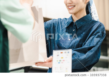女店員遞紙袋給購物者 Faceless 103937338