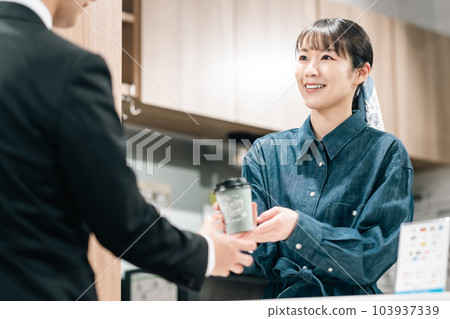 遞紙杯咖啡的年輕女性兼職工作 遞紙杯咖啡的年輕女性兼職工作 103937339