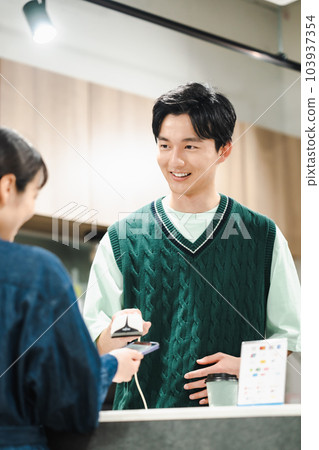 在智能手機上拿著掃描儀和閱讀條形碼的年輕人 103937354