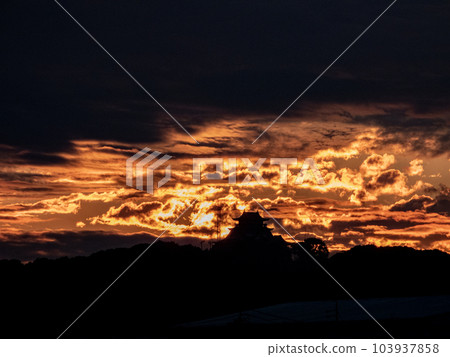 在早晨天空和剪影的 Komakiyama 城堡 103937858