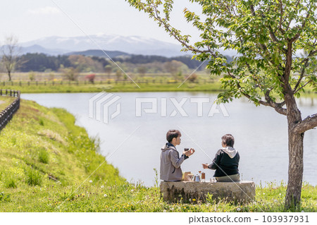 A couple taking a coffee break, waterfront, vintage style A couple taking a coffee break, waterfront, vintage style 103937931