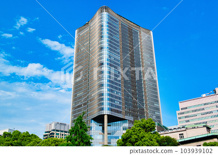 從日比谷公園眺望東京中城日比谷 從日比谷公園眺望東京中城日比谷 103939102