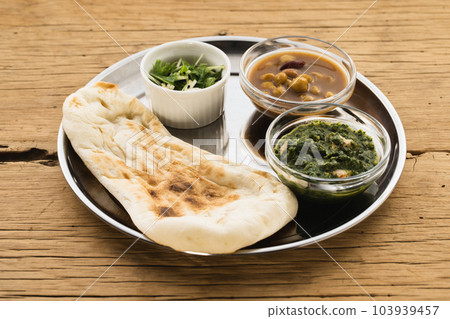 Spice curry and naan served on a plate (natural taste) 103939457