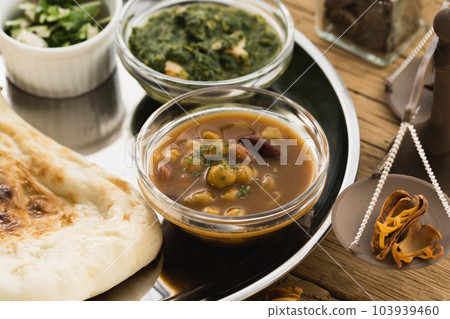 香料咖哩和馕餅盛在盤子裡（自然味道） 103939460