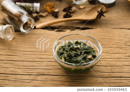 Sag curry served on a small plate (natural taste) 103939463