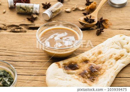 香料咖哩和馕餅放在小盤子裡（自然味道） 103939475