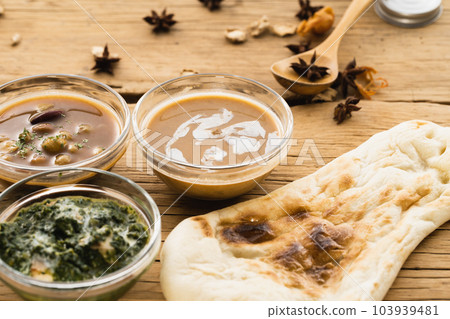 香料咖哩和馕餅放在小盤子裡(自然味道) 香料咖哩和馕餅放在小盤子裡(自然味道) 103939481